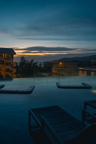The Cloud Rooftop Pool Bar - การบริการอาหารและที่พัก