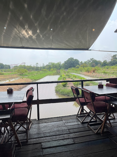 ครัวสะแตกแดกตับ - การบริการอาหารและที่พัก