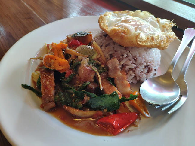 บ้านเฉลียง Bann Chaliang - การบริการอาหารและที่พัก