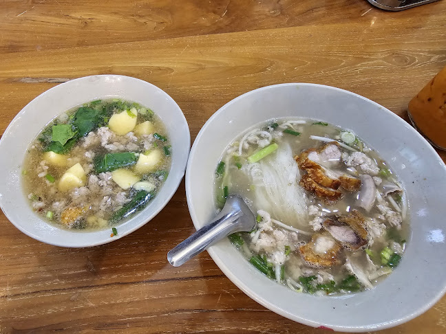 เลือดหมูบ้านแม่ศรี - การบริการอาหารและที่พัก