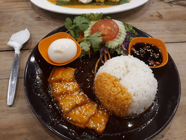 ครัว คุณยายแว่น - การบริการอาหารและที่พัก