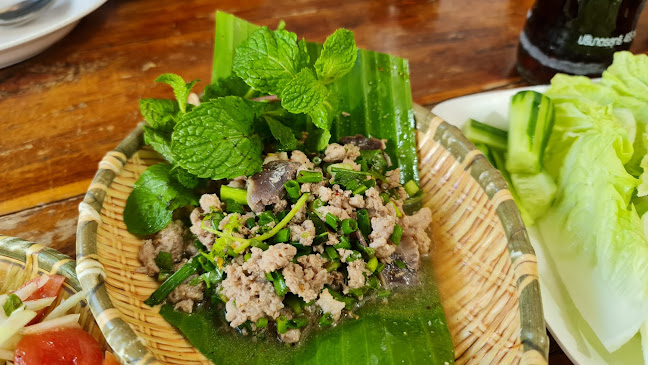 เสรีไก่ย่างเขาสวนกวาง - การบริการอาหารและที่พัก