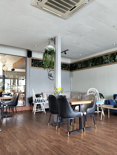 ROMDEE รมณ์ดี Phuket - การบริการอาหารและที่พัก