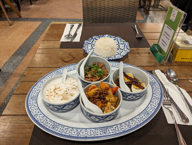 Louis Kitchen Restaurant - การบริการอาหารและที่พัก