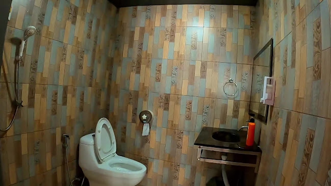 ร้านอัมสเตอร์ดัม เลาจน์ บาร์ - การบริการอาหารและที่พัก