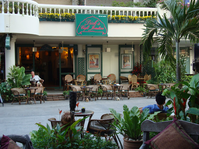 Dick's Café Jomtien - การบริการอาหารและที่พัก
