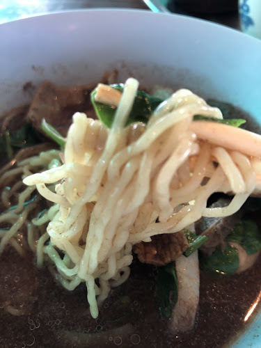 ก๋วยเตี๋ยวเรือ ป้าแจ๋ว - การบริการอาหารและที่พัก