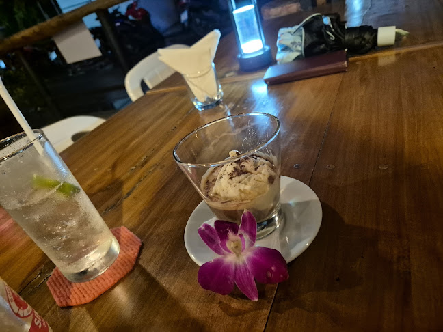 Happy Bar and Restaurant - การบริการอาหารและที่พัก