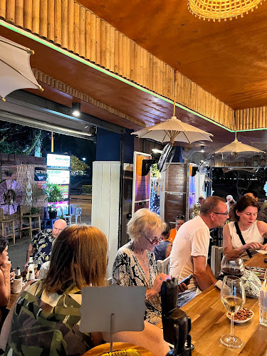 โอเชี่ยนบาร์ - การบริการอาหารและที่พัก