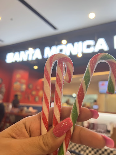 Santa Monica Diner Pattaya - การบริการอาหารและที่พัก