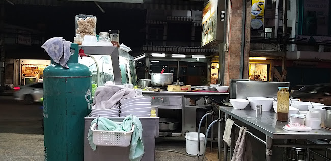 ยอดผักเมืองทอง ราดหน้า - การบริการอาหารและที่พัก