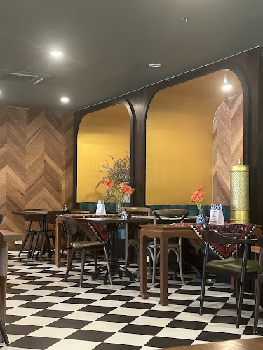 66 ถ. ทวีวงศ์ ตำบลป่าตอง อำเภอกะทู้ ภูเก็ต 83150