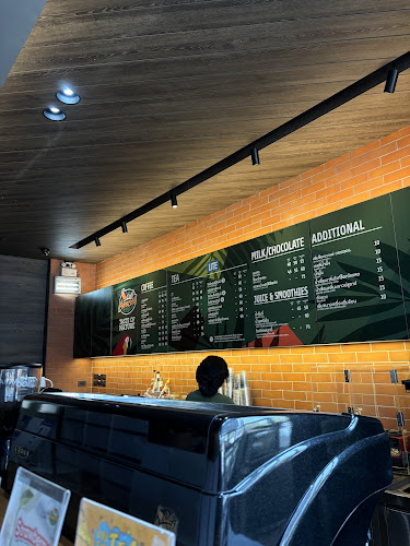 คาเฟ่ อเมซอน คิวรถระโนด - การบริการอาหารและที่พัก