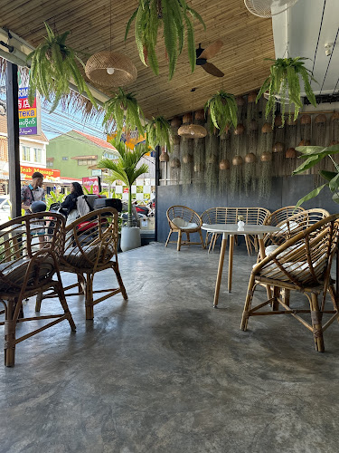 Opinii despre Crème Café Phuket în อำเภอเมืองภูเก็ต - การบริการอาหารและที่พัก