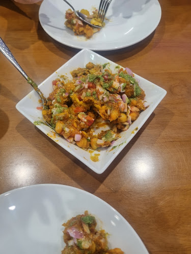 Kohinoor 2 Restaurant - การบริการอาหารและที่พัก