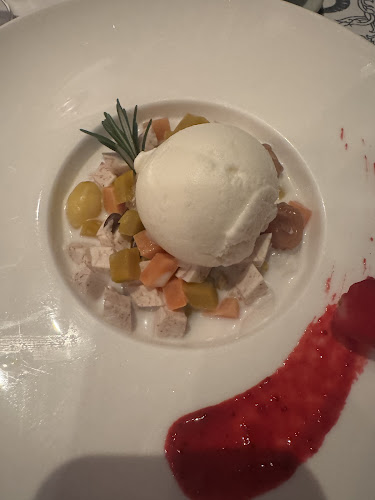 96 ถ. กระบี่ ตำบลตลาดเหนือ อำเภอเมืองภูเก็ต ภูเก็ต 83000