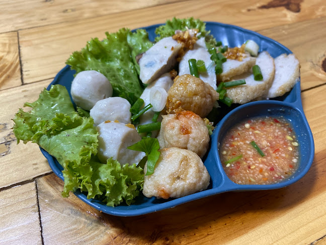 ตุ้ย ลูกชิ้นปลา-ขอนแก่น - การบริการอาหารและที่พัก