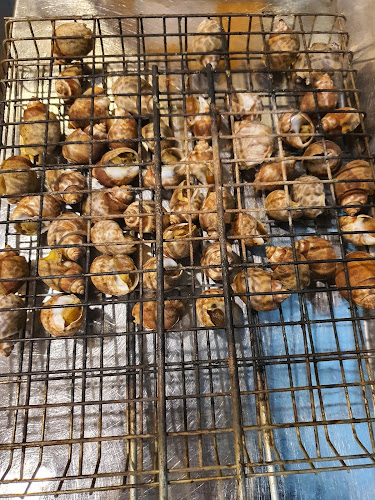 พิดโลกซีฟู้ด ทะเลเผา - การบริการอาหารและที่พัก