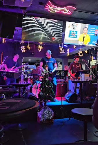 Opinii despre Mayfairs Live Band & Entertainment Bar în อำเภอบางละมุง - การบริการอาหารและที่พัก