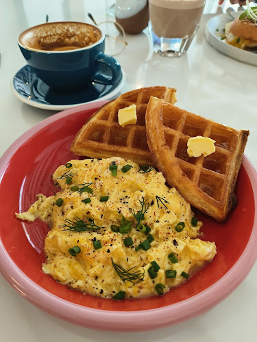 16 ถ. กระบี่ ตำบลตลาดเหนือ อำเภอเมืองภูเก็ต ภูเก็ต 83000