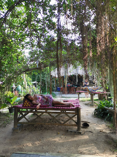 Mr. Dee Chilling Hill Bar - การบริการอาหารและที่พัก