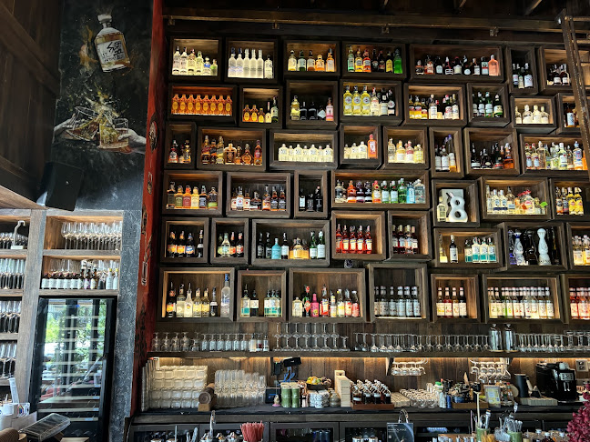 Uchi Gastrobar Japanese Food & Sushi Phuket - การบริการอาหารและที่พัก