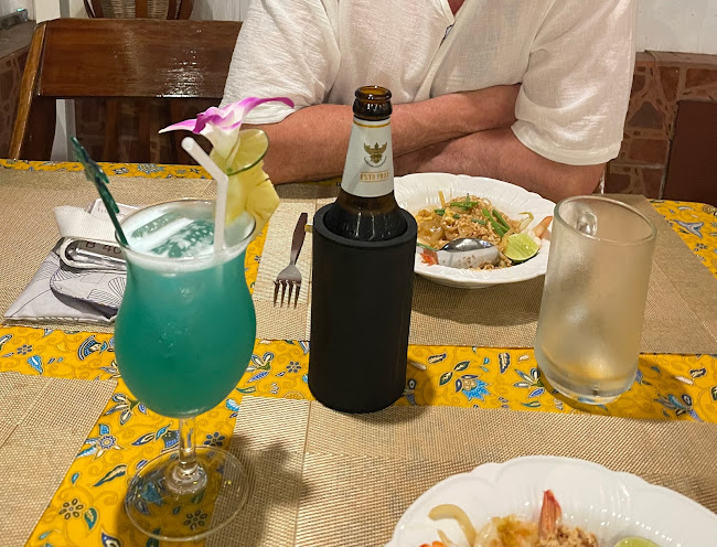 Paradise. The Expression Bar - การบริการอาหารและที่พัก