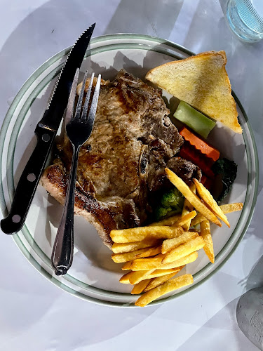 สเต็กลุงหนวด สาขาพิษณุโลก​2 - การบริการอาหารและที่พัก