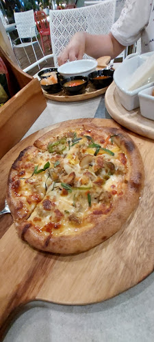 IMPACT Lakefront - การบริการอาหารและที่พัก