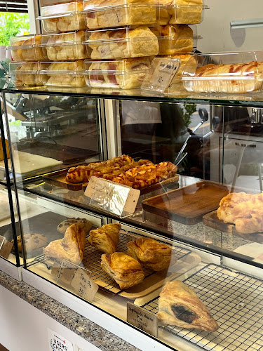 Summer lang-naam-glaang - การบริการอาหารและที่พัก