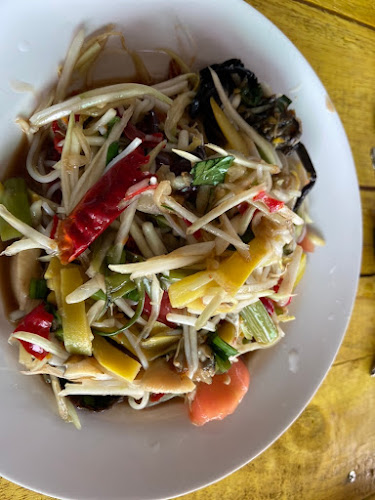 สถานีซอยจุ๊ - การบริการอาหารและที่พัก