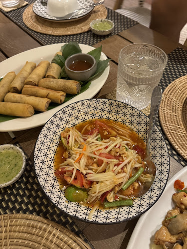 Cave Beach Club - การบริการอาหารและที่พัก