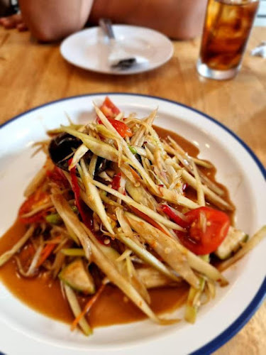 แซ่บฟิน นครปฐม - การบริการอาหารและที่พัก