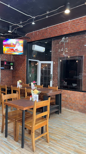 Opinii despre Cafe&Restaurant Miami Production în Patong - การบริการอาหารและที่พัก