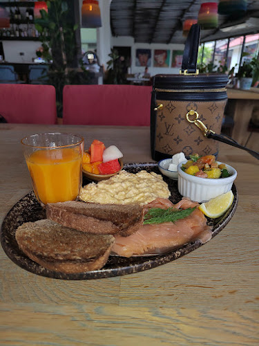 Gallery Cafe Phuket - การบริการอาหารและที่พัก