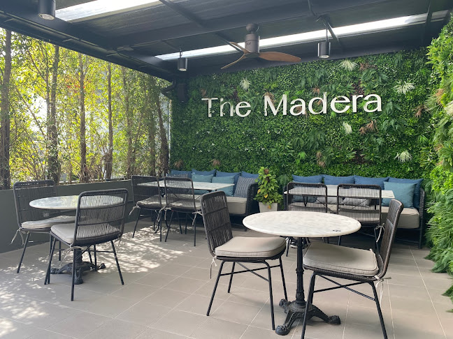 M Space Cafe&Bistro Pattaya - การบริการอาหารและที่พัก