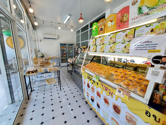 ตาต้นเบเกอรี่ - การบริการอาหารและที่พัก