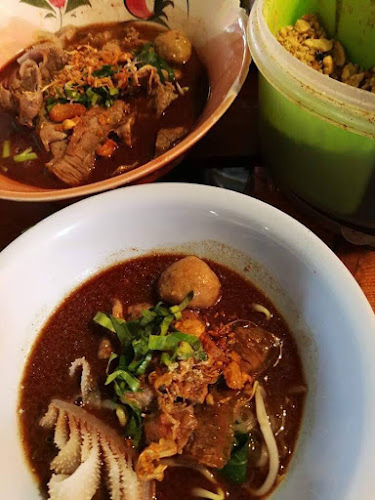 ร้านชมคลอง​ (ป้าเปิ้ล)​ก๋วยเตี๋ยวเรือ, ผัดไทย, อาหารตามสั่ง, สเต็ก, กาแฟสด - การบริการอาหารและที่พัก