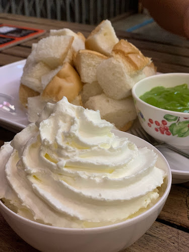 อี๊ดนมสด - การบริการอาหารและที่พัก