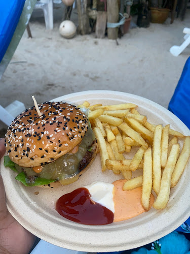 Village Burgers Kamala - การบริการอาหารและที่พัก