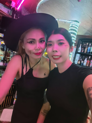 Rage Bar - การบริการอาหารและที่พัก