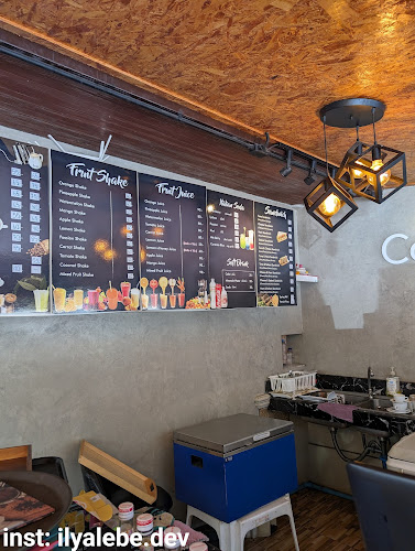 COZY CAFE AT KARON - การบริการอาหารและที่พัก