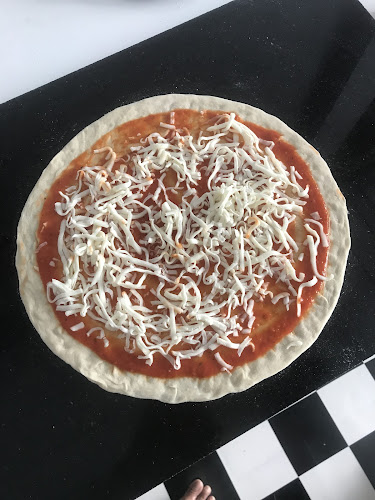 Pizza chef - การบริการอาหารและที่พัก