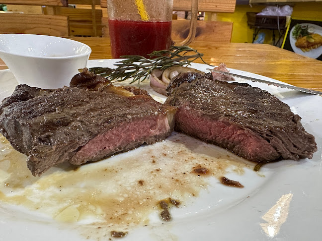 Happy Steak​ House​ - การบริการอาหารและที่พัก