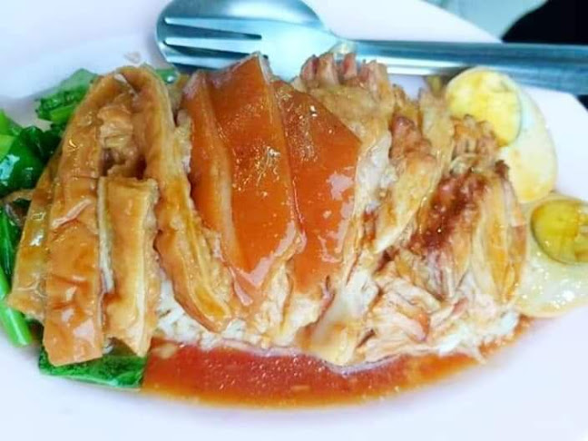 ร้านป้าเพ็ญขาหมู ก๋วยเตี๋ยวขาหมู สูตรดั้งเดิม - การบริการอาหารและที่พัก