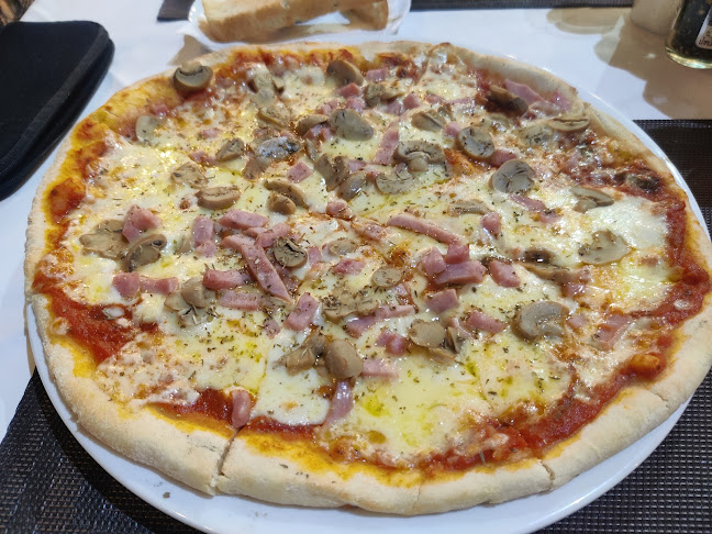 Mamma Mia Grill & Restaurant Bangtao - การบริการอาหารและที่พัก