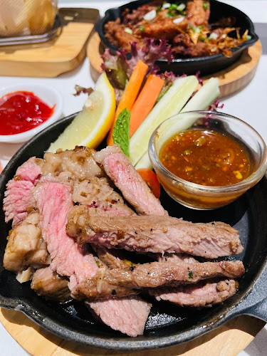 The Sky32 Restaurant - การบริการอาหารและที่พัก