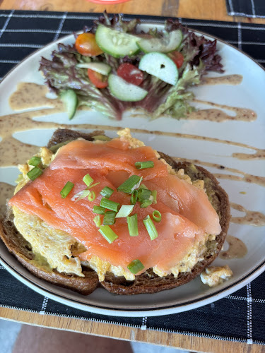 Opinii despre Travelers Coffee Phuket în Muang - การบริการอาหารและที่พัก