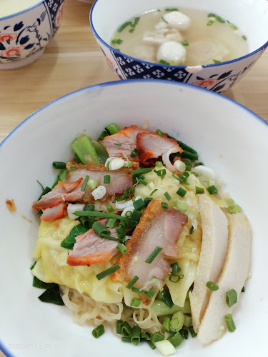 ร้านก๋วยเตี๋ยวเจ้หลั่น - การบริการอาหารและที่พัก