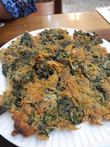 เลือดหมูบ้านแม่ศรี - การบริการอาหารและที่พัก